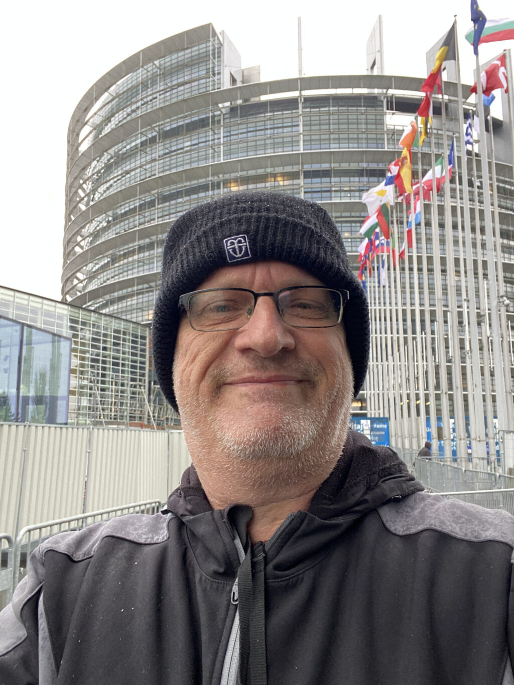 Christian Baumeister - Kameramann vor dem Europaparlament in Straßburg
