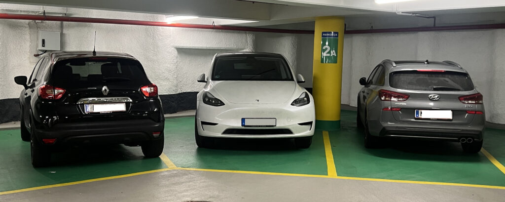 TESLA Model Y in Tiefgarage