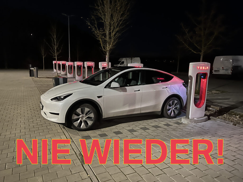 Tesla Model Y am Supercharger