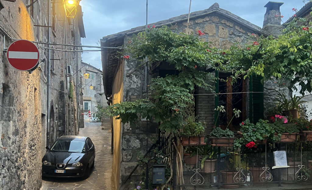 Italienische Strasse in einem Dorf