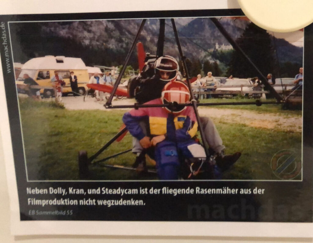 Kameramann auf Motorglider für Alpenfluf