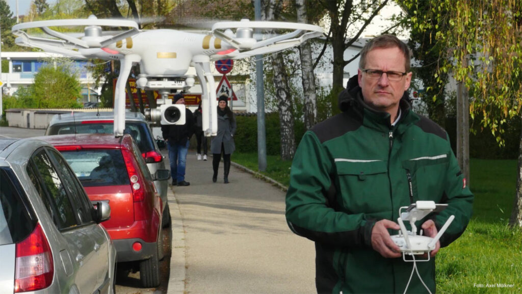 Drohnenpilot mit DJI Drohne bei Flug in niedriger Höhe