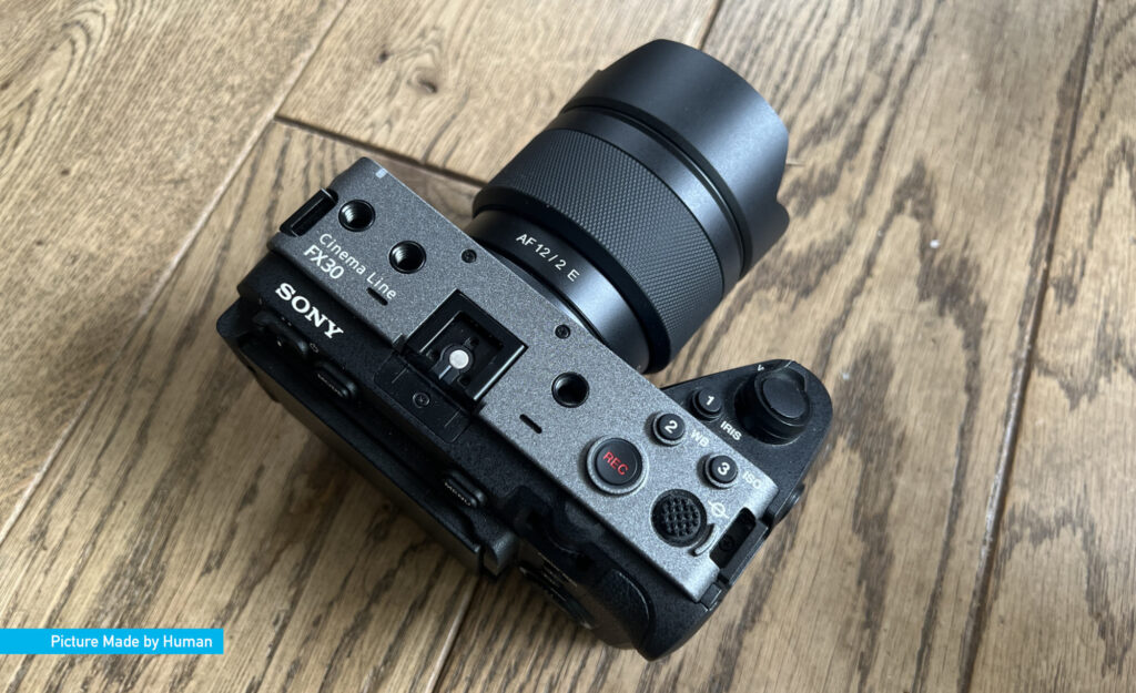 Sony FX30 Cineline Kamera mit Samyang 12mm T2.0 AF Objektiv